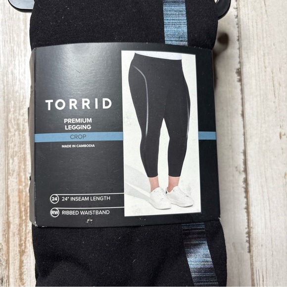 Torrid Premium Crop Leggings Foiled Deep Black
Size 4X (26) NWT! - Picture 2 of 15